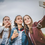 Oltre lo schermo: le vere radici della violenza giovanile e l'impatto del mondo digitale